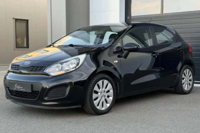 Kia Rio (2012) thumbnail 3