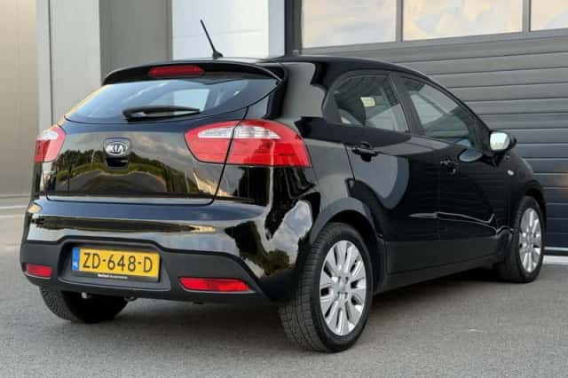 Kia Rio (2012) thumbnail 4
