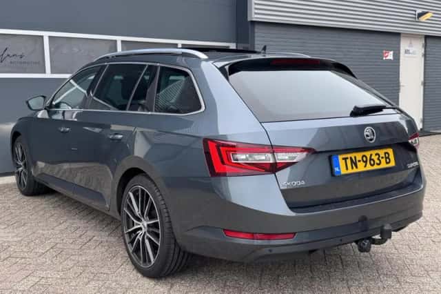 Škoda Superb (2018) thumbnail 2