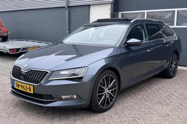Škoda Superb (2018) thumbnail 3