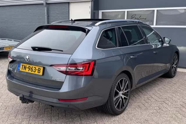 Škoda Superb (2018) thumbnail 4