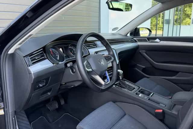Volkswagen Passat (2020) thumbnail 5