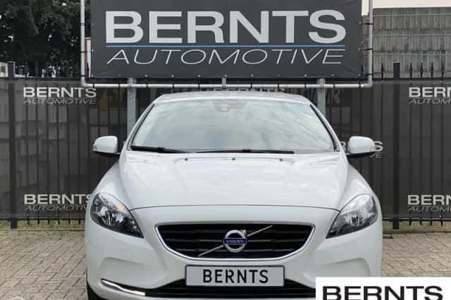 Volvo V40 (2016) thumbnail 2