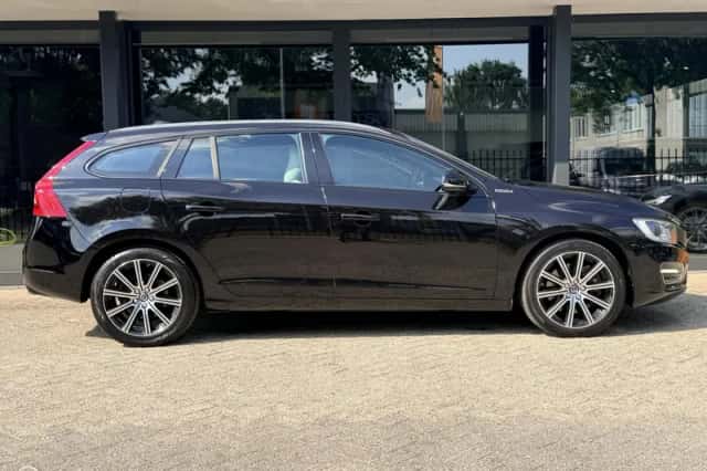 Volvo V60 (2016) thumbnail 5