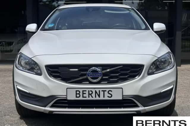 Volvo V60 Cross Country (2016) thumbnail 2