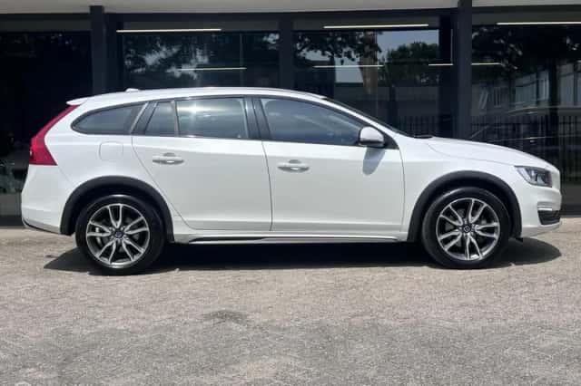 Volvo V60 Cross Country (2016) thumbnail 5