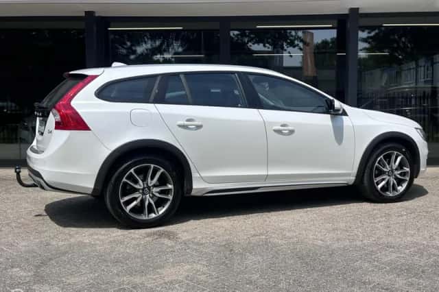 Volvo V60 Cross Country (2016) thumbnail 6