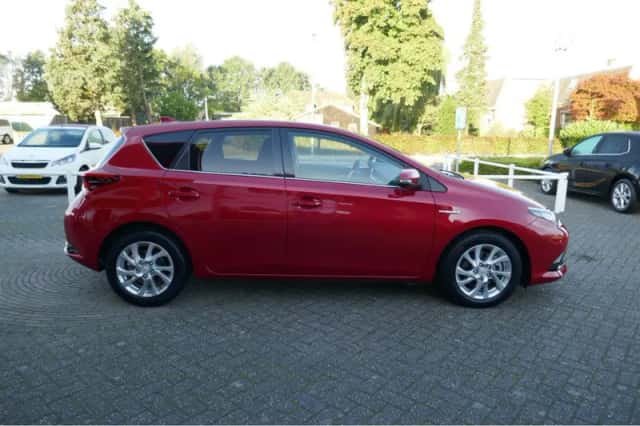 Toyota Auris (2015) thumbnail 6