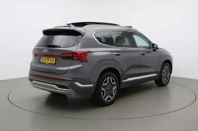 Hyundai Santa Fe (2023) thumbnail 3