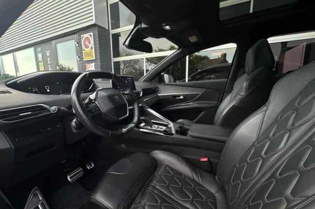 Peugeot 3008 (2018) thumbnail 2