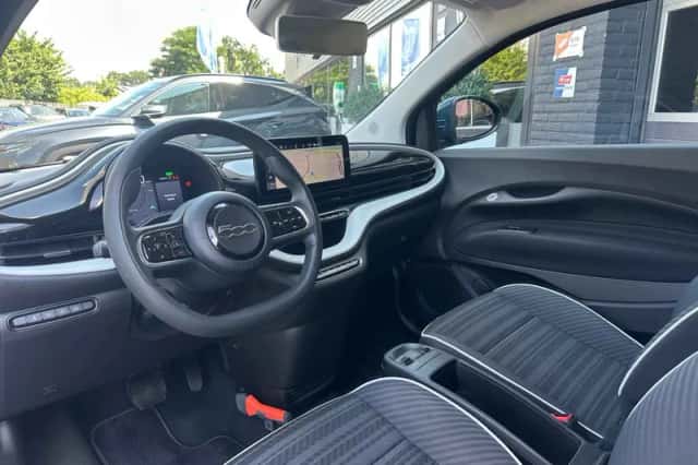 Fiat 500e (2021) thumbnail 2