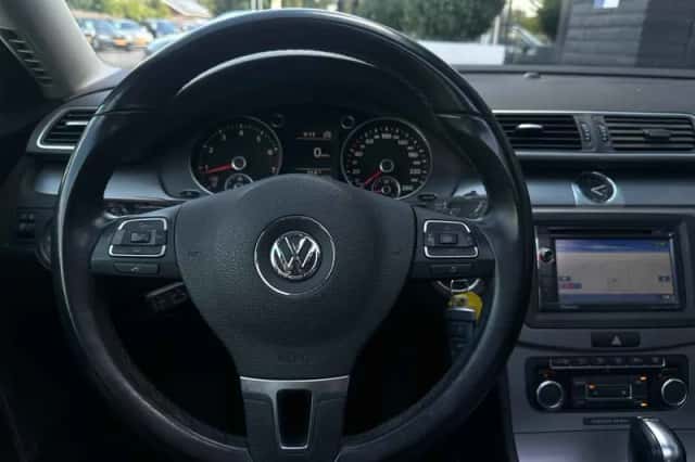 Volkswagen Passat (2011) thumbnail 2