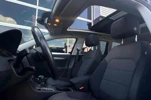 Volkswagen Passat (2011) thumbnail 6