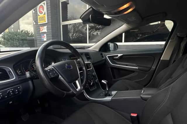 Volvo V60 (2016) thumbnail 2