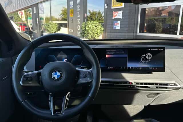 BMW iX (2025) thumbnail 4