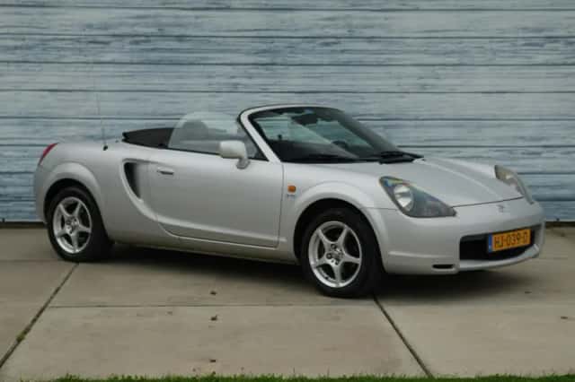 Toyota MR2 (2001) thumbnail 3
