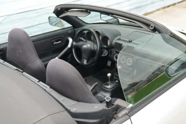 Toyota MR2 (2001) thumbnail 4