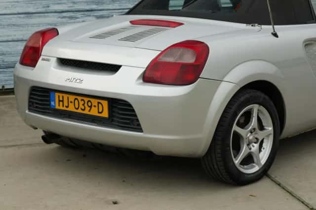 Toyota MR2 (2001) thumbnail 6