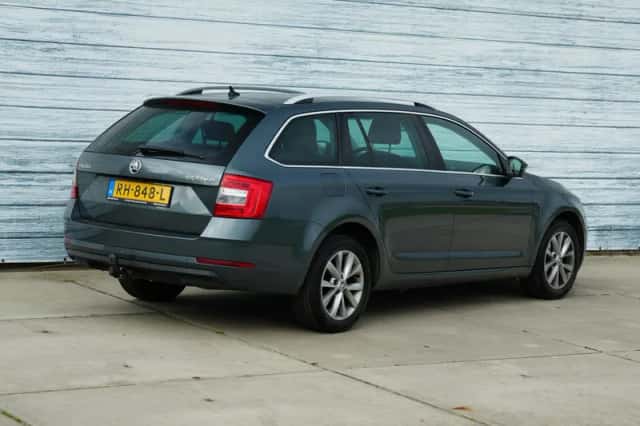 Škoda Octavia (2017) thumbnail 3