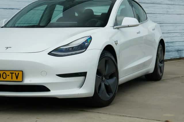 Tesla Model 3 (2019) thumbnail 4