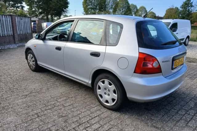 Honda Civic (2002) thumbnail 2