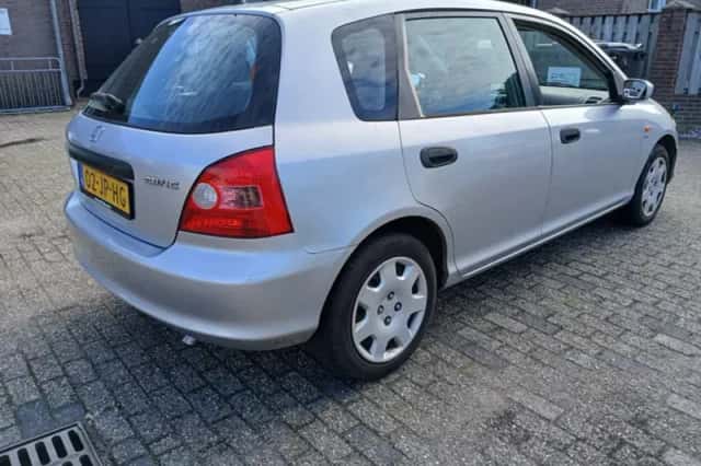 Honda Civic (2002) thumbnail 3