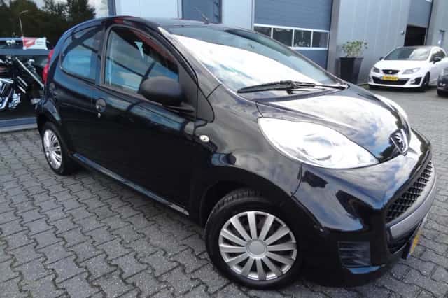 Peugeot 107 (2011) thumbnail 2