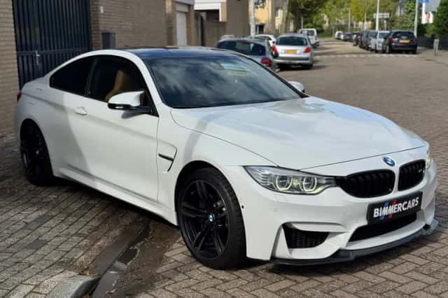 BMW M4 (2015) thumbnail 3