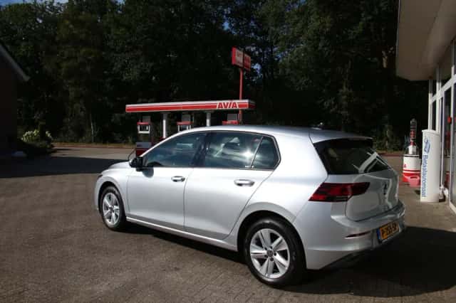 Volkswagen Golf (2021) thumbnail 2