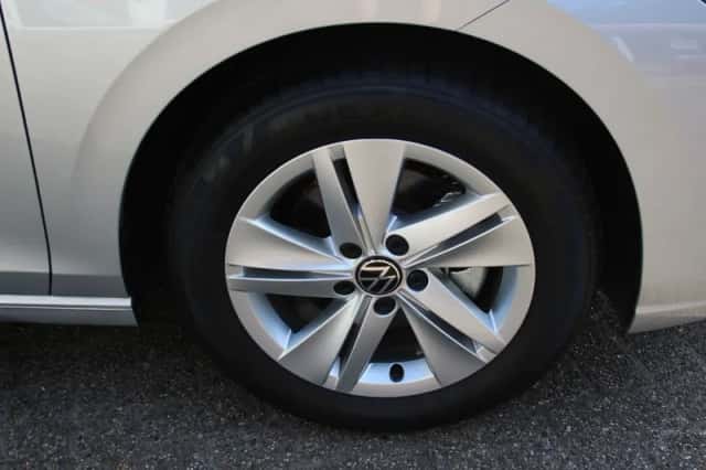 Volkswagen Golf (2021) thumbnail 3