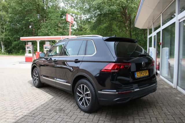Volkswagen Tiguan (2021) thumbnail 2