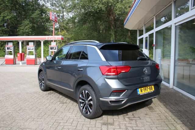 Volkswagen T-Roc (2019) thumbnail 2
