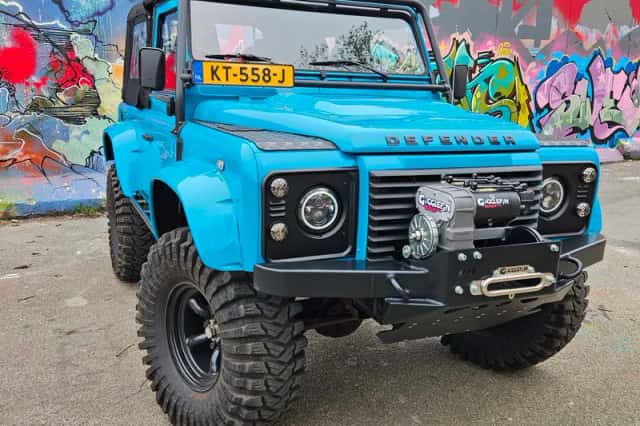 Land Rover Defender (2009) thumbnail 1