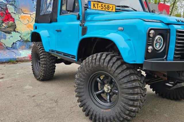 Land Rover Defender (2009) thumbnail 2