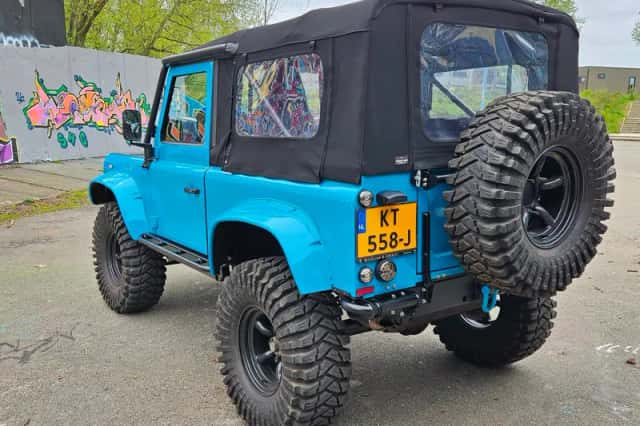 Land Rover Defender (2009) thumbnail 4