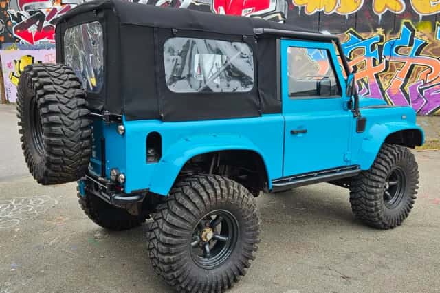 Land Rover Defender (2009) thumbnail 5