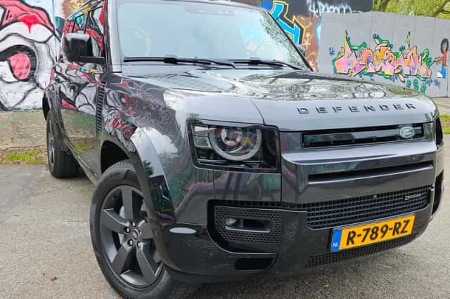 Land Rover Defender (2022) thumbnail 1