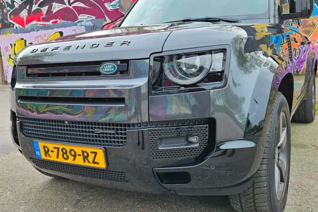 Land Rover Defender (2022) thumbnail 2