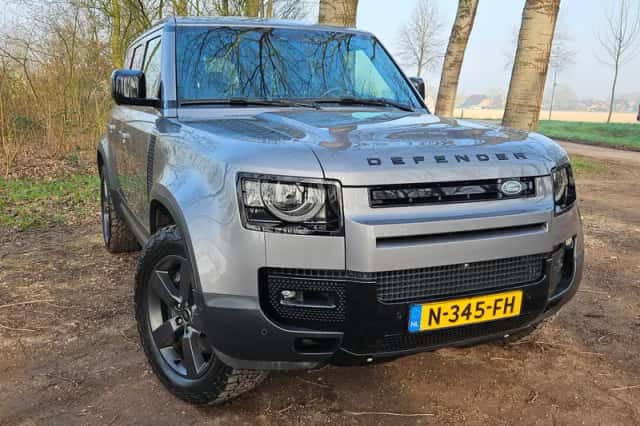Land Rover Defender (2021) thumbnail 1