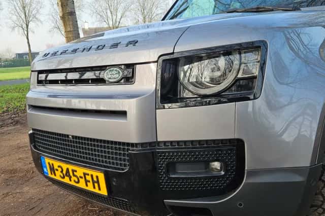 Land Rover Defender (2021) thumbnail 2