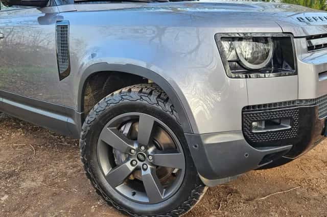 Land Rover Defender (2021) thumbnail 3
