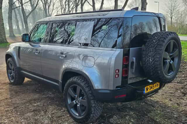 Land Rover Defender (2021) thumbnail 6