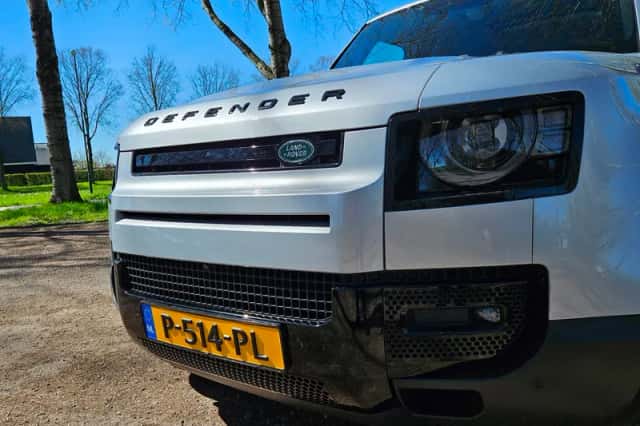 Land Rover Defender (2021) thumbnail 2