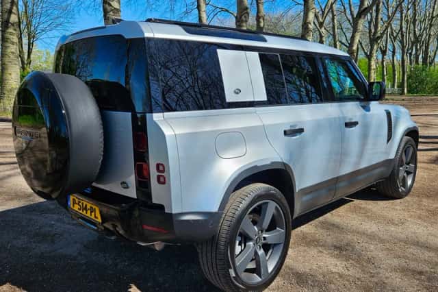 Land Rover Defender (2021) thumbnail 3