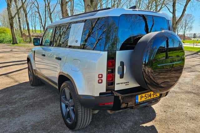 Land Rover Defender (2021) thumbnail 4