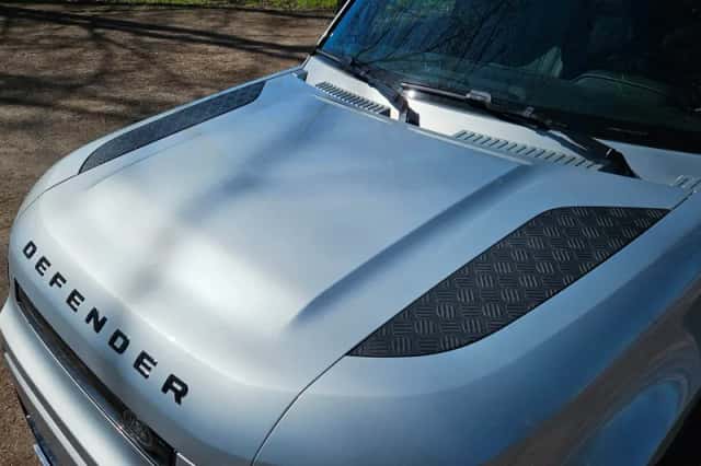 Land Rover Defender (2021) thumbnail 5