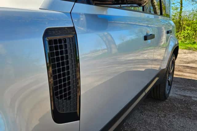 Land Rover Defender (2021) thumbnail 6