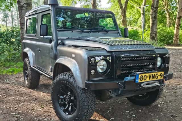 Land Rover Defender (2008) thumbnail 1
