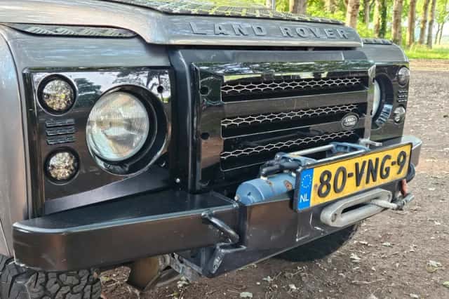 Land Rover Defender (2008) thumbnail 2