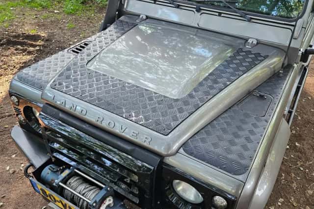 Land Rover Defender (2008) thumbnail 3